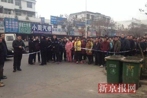 亳州路邊垃圾桶內(nèi)驚現(xiàn)碎尸。網(wǎng)友供圖