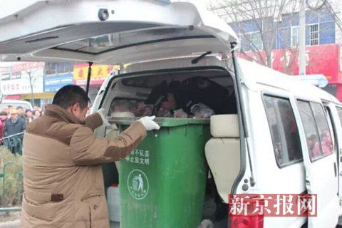 亳州路邊垃圾桶內(nèi)驚現(xiàn)碎尸。網(wǎng)友供圖