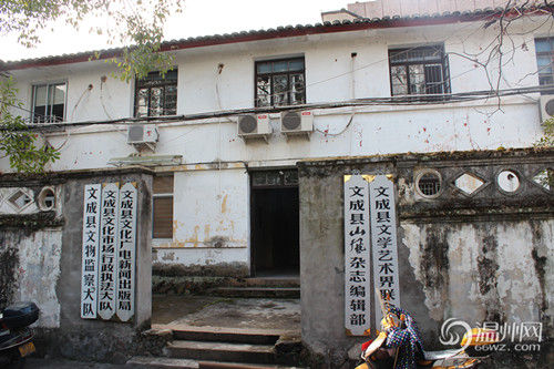 文成縣府大院除了主樓外，其他的基本為磚木結(jié)構(gòu)的兩層小樓