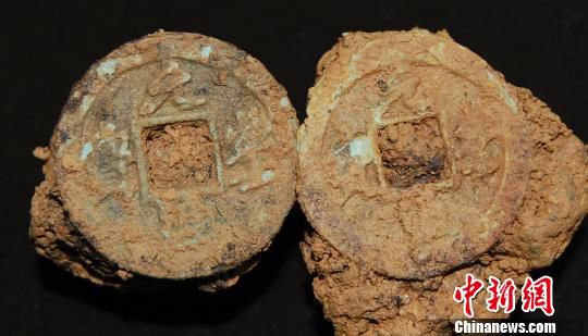 巖橋村廟山地區(qū)出土銅錢?！⊥]文管辦　攝