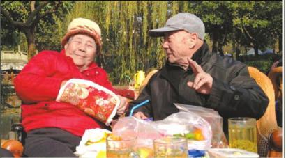 結(jié)婚60年，梁玉芹婆婆和王再功爺爺恩愛如初。