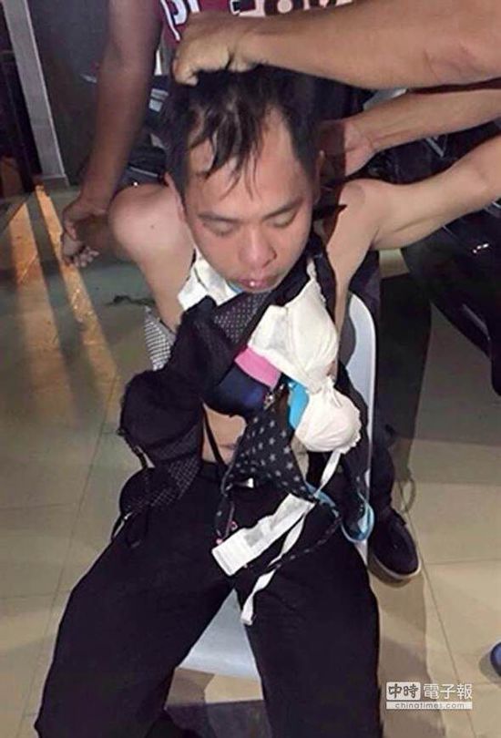 新加坡一名內(nèi)衣賊，被迫穿上女性內(nèi)衣游街示眾。