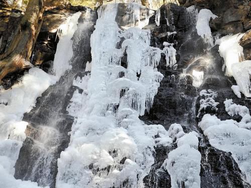 富士河口湖畔的瀑布結(jié)冰，成了一道“冰瀑”。