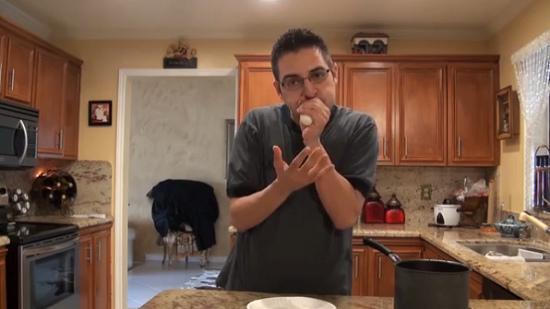 這名男子用手捏緊雞蛋，從窄口一吹，便能輕易把雞蛋吹出，而且不帶任何碎片。