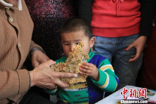 新疆青河縣一牧民上周意外撿到重7.85公斤公斤左右的一塊狗頭黃金，這塊黃金酷似中國地圖。