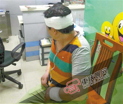 昨日，受傷的游客譚先生在醫(yī)院接受治療。