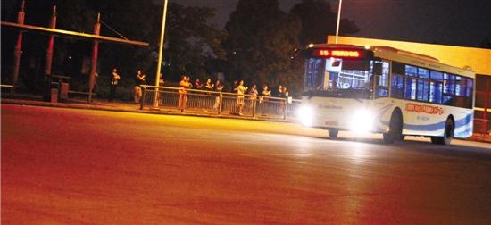 浙江大媽廣場(chǎng)舞跳進(jìn)公交站 管理方多次勸說(shuō)無(wú)果 浙江大媽廣場(chǎng)舞跳進(jìn)公交站 管理方多次勸說(shuō)無(wú)果