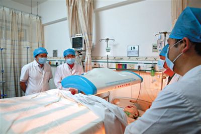 受傷醫(yī)生覃某正在進(jìn)行治療。昨日上午，醫(yī)生覃某在醫(yī)院乘電梯期間，被一名患者潑汽油并點(diǎn)燃，致重度燒傷。圖/CFP