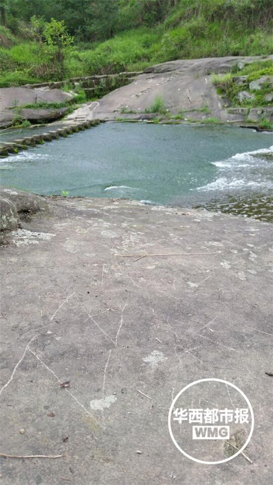 地上寫著：ZZ，我喜歡你