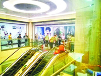 遇難女子家屬很悲傷。