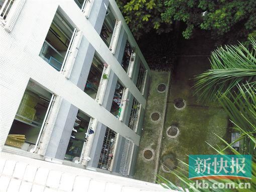 據(jù)目擊者稱,當時墜樓者躺在右排中、下兩個井蓋中間附近。