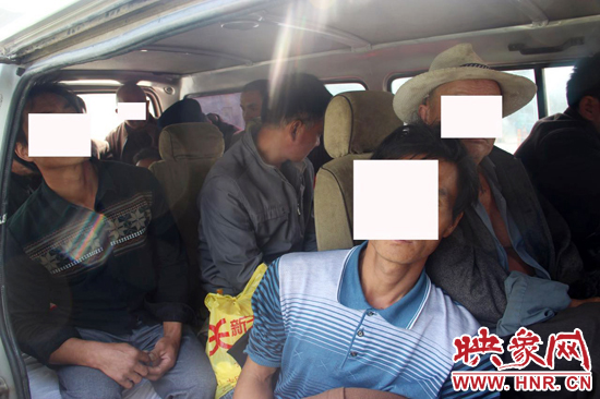 一輛8座的面包車竟然擠進(jìn)17個(gè)人。