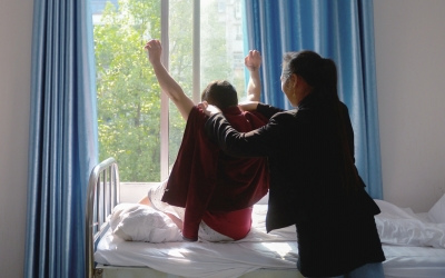 出院前，窗外透進(jìn)一道陽(yáng)光，打在他的身上。