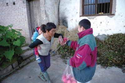 看到他遞來(lái)蘋果，村人尷尬地笑笑，婉拒了。