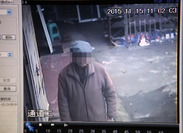 2015年11月17日，鄰居家的監(jiān)控在事發(fā)當天拍到老人生前遺像。澎湃新聞記者 雍凱 圖