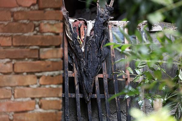 被燒焦的窗沿。澎湃新聞記者 雍凱 圖