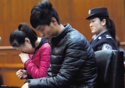 昨日，因殺死自己的親生兒子，被告人王某受審，其男友喬某則因涉嫌幫助毀滅證據(jù)罪受審。