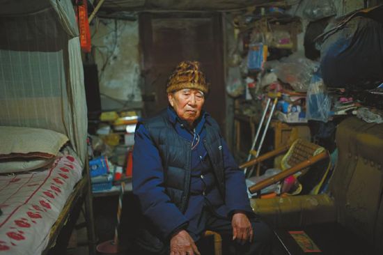 1月14日，成都五塊石車站附近，廖弟友在家接受記者采訪。