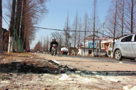 現(xiàn)場(chǎng)有條帶血的輪胎印記。