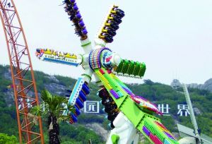 3月28日零點(diǎn)剛過(guò)幾分鐘，上海迪士尼6月16日開園日的門票就宣告售罄，巨大的訪問(wèn)量一度導(dǎo)致票務(wù)系統(tǒng)出現(xiàn)間歇性故障，被網(wǎng)友調(diào)侃“激烈程度堪比春運(yùn)”。網(wǎng)上甚至有“黃牛”將一張開園門票炒到幾千元。