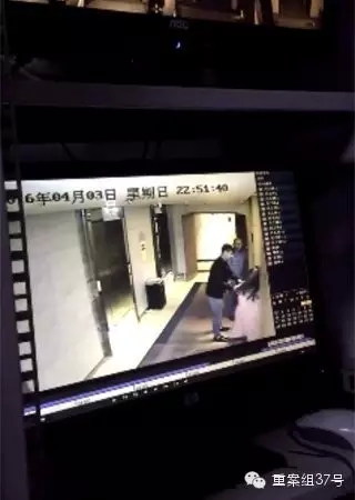 一女子在酒店被陌生男子拖拽。    視頻截圖