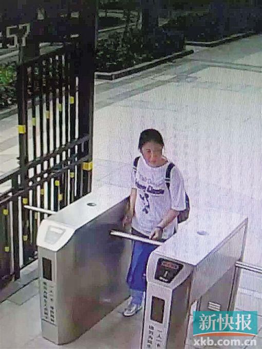 小區(qū)監(jiān)控拍到,保姆“李晴”于14日下午1時(shí)55分背著官女士的背包離開。均為當(dāng)事人供圖