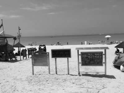 17日，事發(fā)海灘上警示標(biāo)志林立。