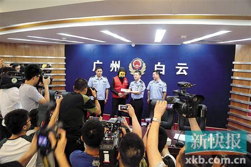 因舉報涉毒案件線索而獲獎的“快遞小哥”戴著面具領(lǐng)取獎金。