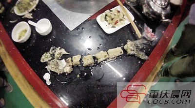 拼出魚骨，推斷魚沒有3斤8兩。 本報(bào)記者 平索茜 攝