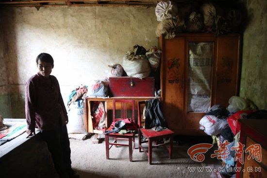 父母擔心兒子犯病傷人 19歲男孩被鎖鐵籠中 父母擔心兒子犯病傷人 19歲男孩被鎖鐵籠中