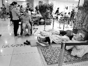 協(xié)和醫(yī)院門外商販出租的床，12小時(shí)500元。