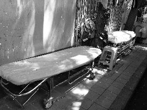 天壇醫(yī)院外商販出租的床，一天350元。汪慧賢/攝