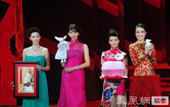 一直覺得長得奇怪的景甜，跟劉天仙的合影，竟然還不錯。