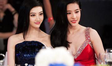 除了白，在合影中還有另外一個制勝法寶，就是——高。