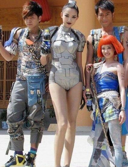 在張梓琳面前，章子怡的胸才到人家腰線的位置……