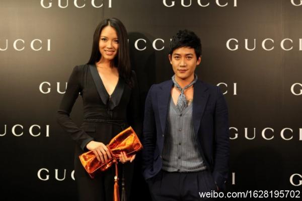 最右竟然是何韻詩，信號滿格……