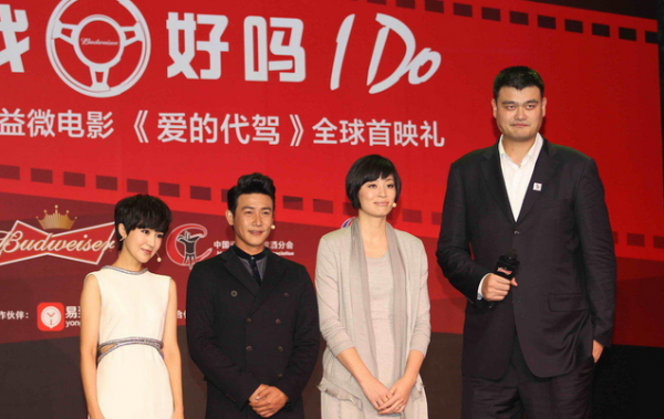 易建聯(lián)與姚明的合影本來好好的，丁俊暉一出現(xiàn)，立馬變“深V”，心疼小暉一秒