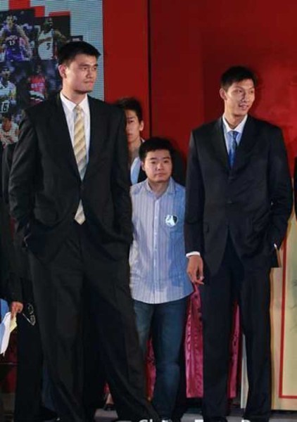 鄧超夫婦以及于嘉、林書豪，放在人群里都是不錯的身高，顯然，他們選錯了參照物。