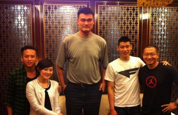 姚明+曾志偉，心疼兩人的脖子……