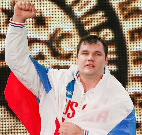 圖為2015年11月28日，阿列克謝·洛夫切夫在2015舉重世錦賽男子105公斤級(jí)頒獎(jiǎng)儀式上慶祝。