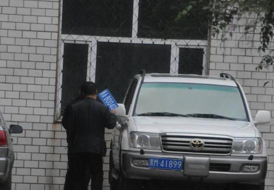 程父與程的“司機”在居住小區(qū)內(nèi)將黑AB0040車牌更換為黑M41899車牌，倆車牌號均為空號