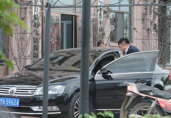 程海濤局長駕駛的假牌車，停在縣低保局門前