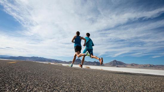遠離低頭族 教你適當使用手機 遠離低頭族 教你適當使用手機