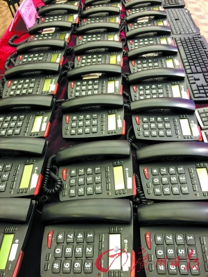 廣東警方展示偵破的跨境電信詐騙案中繳獲的作案電話。