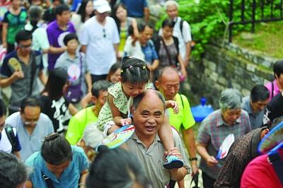 　　昨天不少老人帶著孫子孫女參加活動(dòng),明城墻對(duì)南京人而言,更多的是一種傳承。