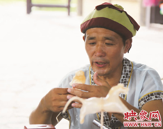 小孩小孩你別急 吹個(gè)糖人逗逗你 小孩小孩你別急 吹個(gè)糖人逗逗你