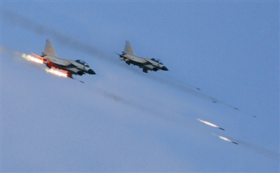 戰(zhàn)機(jī)對(duì)地攻擊。劉應(yīng)華攝