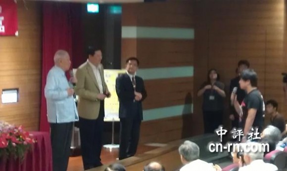 　大陸交換學生針對演講內(nèi)容，頻頻問李登輝，雙方一來一往。(中評社黃文杰攝)