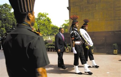 　　6日，帕內(nèi)塔在新德里。他在印度訪問時稱，美國愿意為印度提供最先進(jìn)的武器