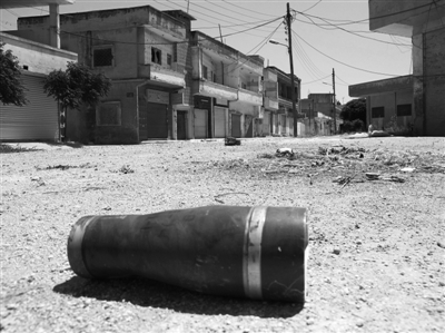 　11日，霍姆斯，政府軍和反對(duì)派武裝沖突過(guò)后留下一個(gè)彈殼。